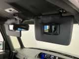 【サンバイザー】車内で身だしなみを整えるためのバニティミラーがセット。お化粧直しや髪型のチェックに活用できます。