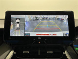 【パノラミックビューモニター】自車周辺をぐるりと俯瞰できるカメラで危険を察知。上空からの映像で自動車や障害物の位置が詳細に確認できるので、狭い駐車場でも安心して駐車できますね。