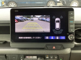 バックギアに入れますとご覧のような画像に自動的に切り替わります。車庫入れ時に役立ちます。