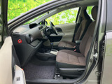 前席に座ると前方を見渡しやすく、運転席と助手席の間にもゆとりを感じる配置です。落ち着いた色合いのシートと明るい内装が、日々の移動を快適に支えます。