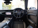 Audiのインテリアは厳選素材を緻密に作りこんだ美しい個々のパーツを、衝撃にも耐えうるよう丁寧に組み上げて、構成されています。見た目に美しく、そして機能的でもあること。これこそがAudiのインテリアの伝統です