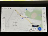 地図上に現在地や目的地、周辺の道路が表示され、行き先までの道順を確認する際に便利です。拡大縮小や検索などの操作も画面から行え、初めての場所への移動をサポートします。