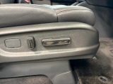 パワーシートの運転席はお好みの高さに調整可能です。自分好みのポジションで運転って楽ですよね。上下にも設定が可能です。