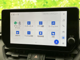 画面には各種メニューが並び、ナビやオーディオ関連の項目を見分けやすい構成です。日常で使う機能へ画面からアクセスでき、表示もすっきりまとまっています。