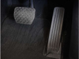 【オルガン式アクセルペダル】 かかとがずれにくく、アクセルペダルがコントロールしやすくなります。また運転時の疲労を軽減し、とっさのときの踏み間違いも起きにくくなります。