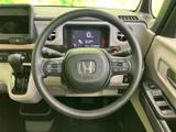 ステアリング上に複数のスイッチがまとまり、運転姿勢のまま各種表示を確認しやすい配置です。メーターも視線の先に収まり、日常の運転で情報を把握しやすい装備です。
