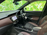 運転席と助手席を含む室内全体を見渡せ、前席のシートやドアまわりの配色も確認できます。窓から光が入り、乗り込む際にも空間の広がりを感じられるレイアウトです。