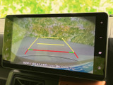 画面には後方の映像とガイド線が表示され、駐車時に後方の状況を確認する助けになります。画面表示を見ながら周囲にも気を配れるため、駐車操作をサポートする便利な装備です。