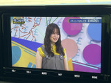 テレビ番組を画面で視聴できる装備です。停車中の待ち時間などに映像を楽しめ、画面表示も確認しやすいので、車内で過ごす時間を有効に活用できます。