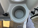 手の届く所にドリンクホルダーが有ります。