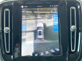 【360&deg;ビューカメラ】4台の高解像度カメラで360度の鳥瞰図を表示。隣の車や壁、死角にある障害物などを画面で確認できるため、狭いスペースでの駐車・出入りも安心です。