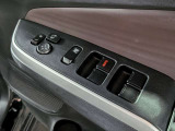 パワーウィンドウのスイッチですよ。運転席に居ながら窓を開け閉めのコントロールできます。
