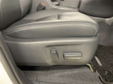 パワーシート搭載、微妙な調整が手軽にでき、ピッタリのポジションで運転することが可能です。