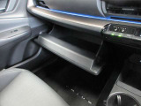 室内に小物を入れる収納スペースがあれば車内が片付きますね☆