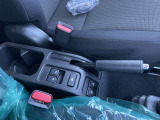 シートヒーター。 運転席・助手席に座面を温めるシートヒーターを採用。 冬場でも快適にドライブができます。