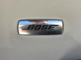 【BOSEサウンドシステム】メーカーオプションの高品位サウンドシステムを搭載。専用のチューニングが施された大小様々なスピーカーから良質なサウンドが奏でられ、臨場感あふれる音響空間を演出します。