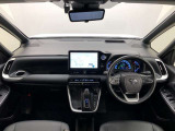 シンプルながら機能性あふれる運転席廻りです。視界性もよく、運転しやすいですよ。