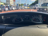 速度計や回転計、中央の表示部がまとまっており、運転に必要な情報を目線の先で確認しやすい配置です。表示が整理され、走行中も必要な情報を把握しやすくなっています。