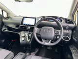 運転席まわりです。 各操作スイッチは使いやすい位置に配置されてます。