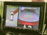後方映像に加えて車両周囲を俯瞰した表示もあり、駐車時に周辺の状況を確認しやすい画面です。ガイドラインを目安にでき、後退時の安全確認を補助します。