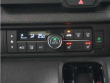 フルオートエアコン搭載。好みの温度に設定するだけで、風向や風量を自動でコントロール!いつでも快適な車内環境に。さらに、体を直接温めるシートヒーター付きで寒い季節も暖かく過ごせます。