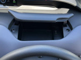 ステアリング前方にもUSBポートのある便利な収納があります