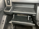 【グローブボックス】容器がせり出してくるバケットタイプ!一目で中身を把握でき、取り出しやすさにも優れます!