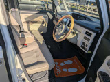 ドライバー目線で使いやすい運転席エリア。長時間の移動でも過ごしやすい設計になっています。