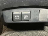 後席の方もスマートフォンやタブレットの充電ができるように、運転席のシートバックにUSB端子を設定しています★