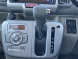 レバー上に各操作位置が表示されており、運転中でも目で確認しやすい配置です。雨天時など状況に応じた操作を把握しやすく、普段使いを支える装備となっています。