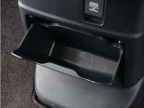 ◆センターロアボックス◆インパネ中央の下部には、ごみ箱としても使用する事ができるセンターロアボックスを装備しております。