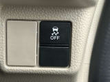 横滑りを防ぐVSAの安全機能のスイッチは運転席の右側、手の届きやすい位置にあります。