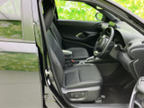前席は座面と背もたれにゆとりを感じる形状で、運転席まわりも見渡しやすい配置です。乗り降りの際にも室内の様子を確認しやすく、毎日の移動に便利です。
