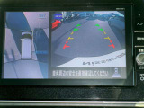 リバースにシフトするとまるで上空から見下ろしているような感じにナビゲーション画面に映し出します