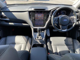 縦型のタッチ画面を中心に、周辺のスイッチや表示がまとまった運転席まわりです。画面には地図が表示され、走行中も情報を目に留めやすい配置になっています。