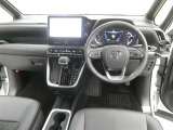 運転席からの視界はこんな感じです☆お気軽にご来店いただき、実際に座って是非お確かめください。ドライバーに寄り添う快適な操作フィールをもたらすステアリングです。