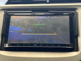 画面には車両後方の映像と目安線が表示され、駐車時に周囲の状況を確かめる際に便利です。画面上の案内を確認しながら、後退時の安全確認をサポートしてくれます。