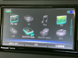 FM・AMや音楽メディアなど、利用できる項目が画面上に並び、選択肢をひと目で確認できます。目的に合わせて使い分けやすく、日々の移動時間を快適に過ごすのに役立つ装備です。