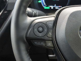 左側ステアリングスイッチ。ステアリングから手を離さずに操作できるので、運転に集中できます。