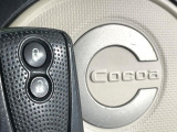 【キーフリーシステム】カバンやポケットに入れたままでもドアの施錠・解錠が可能なスマートキーを装備。エンジンのオン・オフ時もカギを取り出す必要が無いからとっても便利です♪