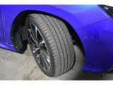 タイヤサイズは225/45R18です。
