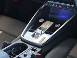 内装はシンプルに使い勝手を考え作られています。お車を運転する感覚をダイレクトに体感して頂けます。室内も広くロングドライブにも快適にお過ごしいただけます。