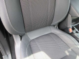 運転席シートに破れなどはございません。