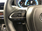 ステアリングスイッチ付き。前方から目を離すことなく操作することが可能です。