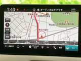 地図上に現在地や周辺道路が表示され、目的地までのルート確認に役立ちます。地図の縮尺や案内項目も画面上で確認しやすく、初めての場所へ向かう際にも便利な装備です。
