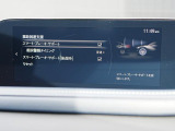 こちらのお車には先進安全装備が多数搭載されています。衝突被害を回避あるいは軽減するためのブレーキや、後方死角からの接近警報、車線逸脱を防止する警報装置など、詳しくはスタッフまでお尋ねください。