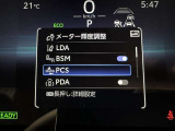 レーンディパーチャーアラートとは車線または走路からの逸脱の可能性を警告すると共に、車線または走路からの逸脱を避けるためのハンドル操作の一部を支援する機能です。詳細は販売店スタッフまでおたずねください。