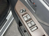 【パワーウインドウ】運転席に居ながら窓を開け閉めのコントロールできますよ。ロック機能で、子供がイタズラして窓を開けるという事も無くなりますよ。