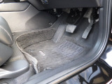 【内装】運転席足元 小さなキズや汚れはありますが、カーペットの破れもなく標準的な状態です。