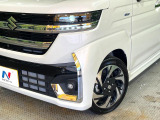 【LEDヘッドライト】悪天候や夜間走行時も良好な視界を確保し安心して運転できる高輝度LEDヘッドライトを装備!点灯速度が早く、消費電力も抑えられています。